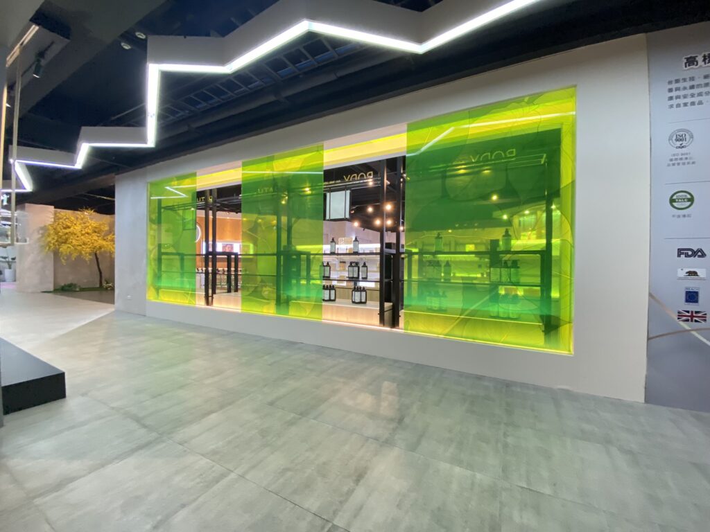 台鉅美妝觀光工廠綠色品牌展示牆